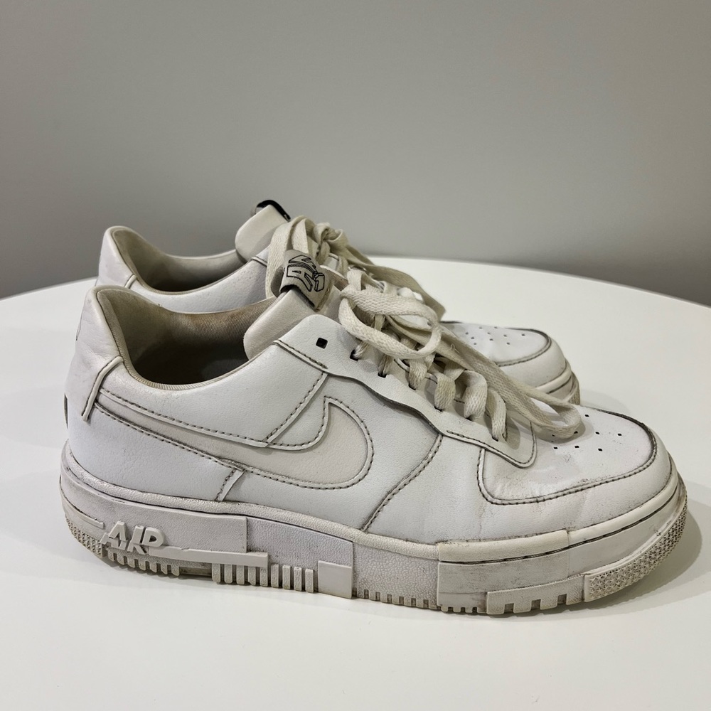 Air Force 1 Pixel’s used with signs of wear but still in good condition!!